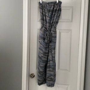 Awesome cute strapless jumpsuit in camo gray M